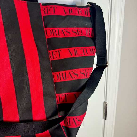 Pre-owned Victoria Secret Weekender Tote Bag XL Red & Black Striped. Large bag - Picture 8 of 16